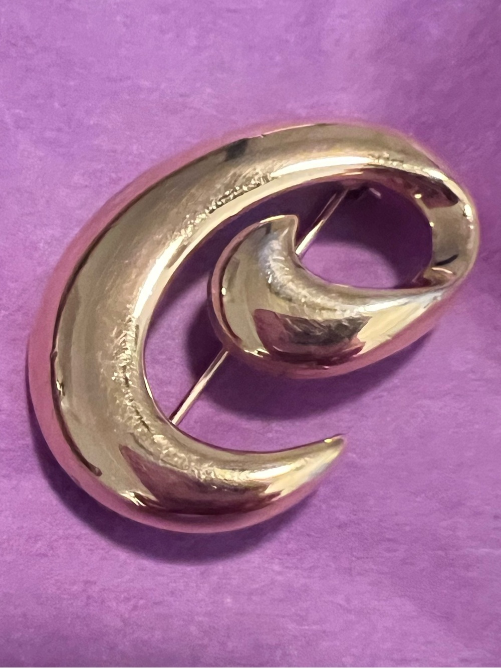 Monet vintage gold-toned brooch with a sculptural, swirl design.